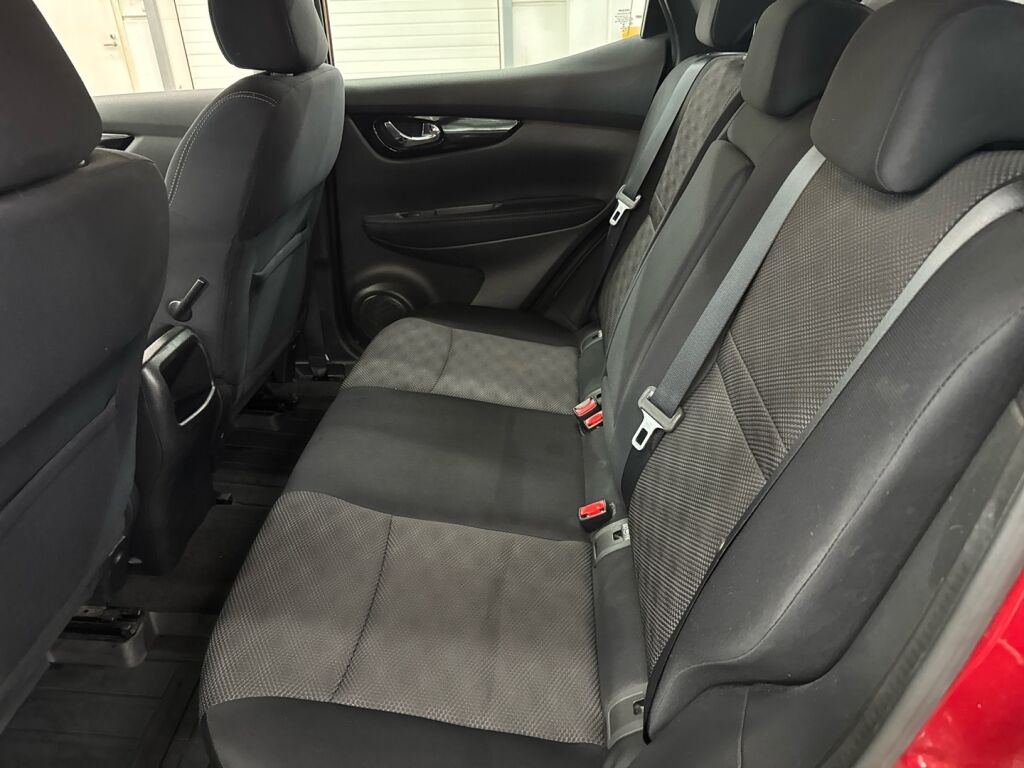 Nissan Qashqai 2015 Punainen