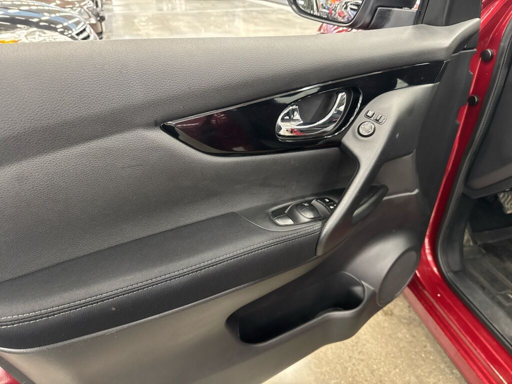 Nissan Qashqai 2015 Punainen