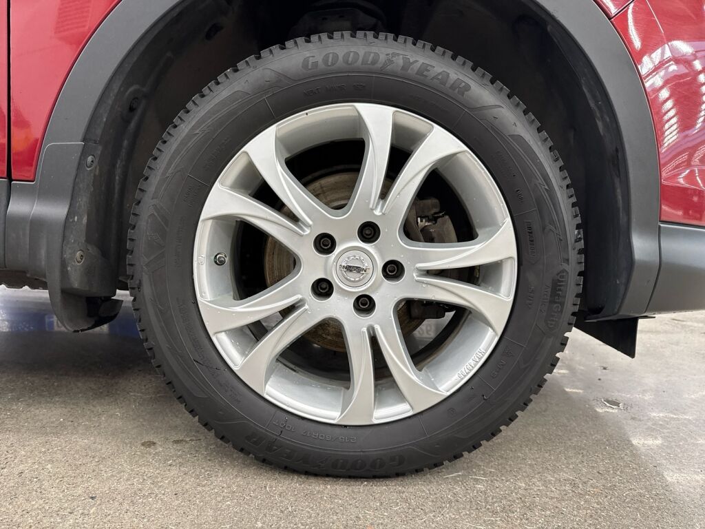 Nissan Qashqai 2015 Punainen