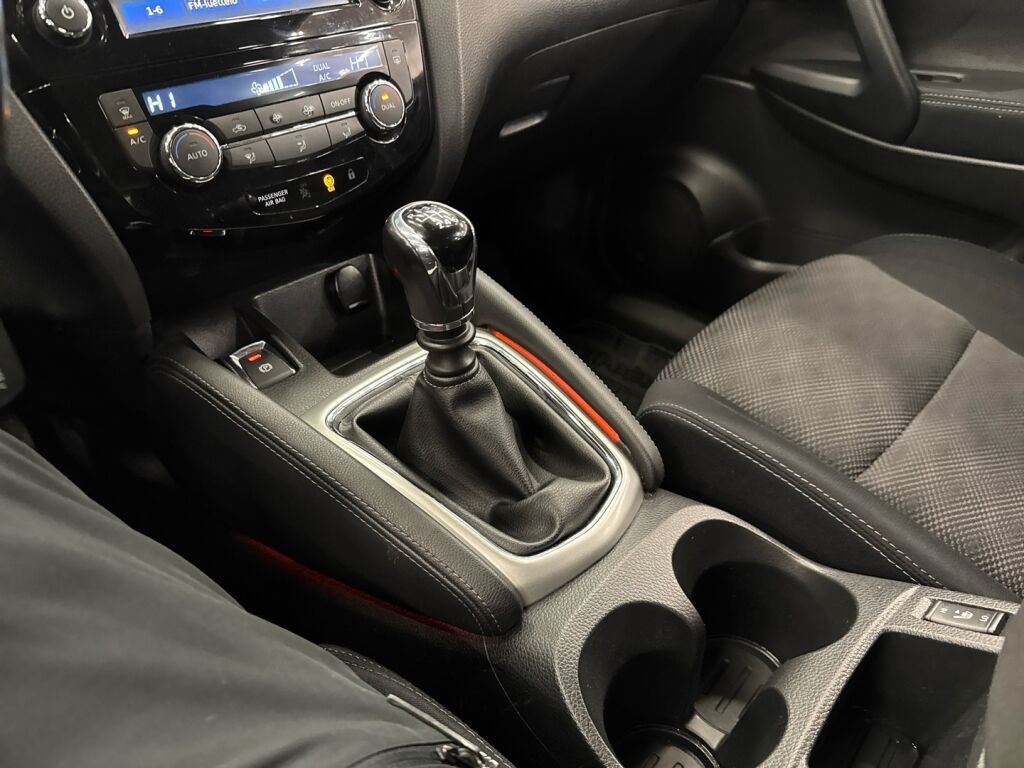 Nissan Qashqai 2015 Punainen