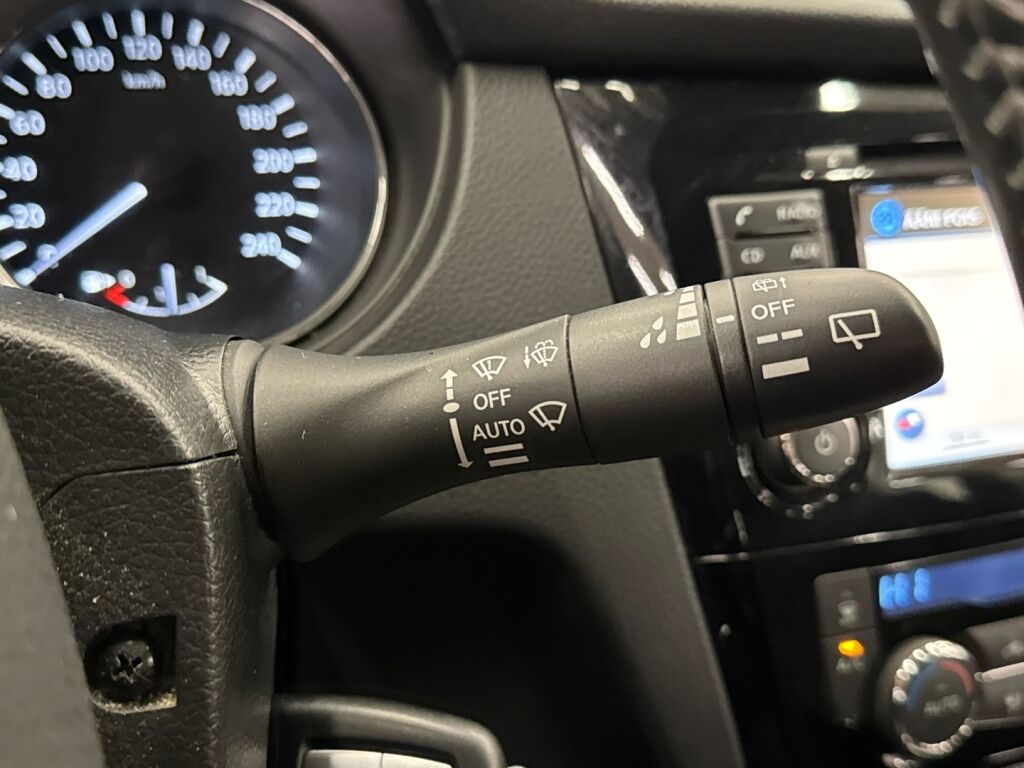 Nissan Qashqai 2015 Punainen