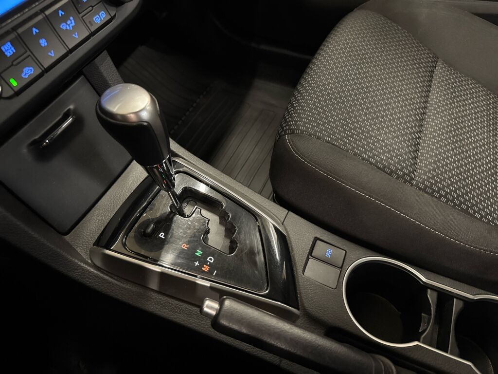 Toyota Corolla 2015 Ruskea (beige)