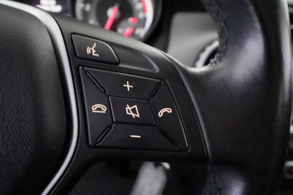 Mercedes-Benz GLA 2015 Musta