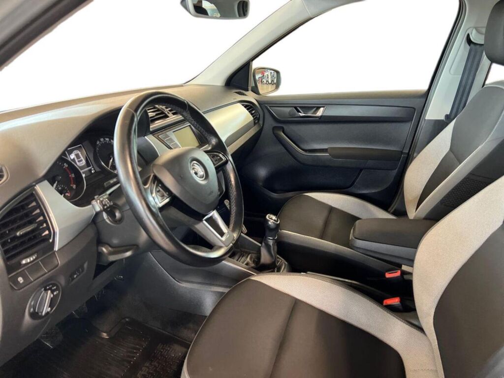 Skoda Fabia 2015 Musta