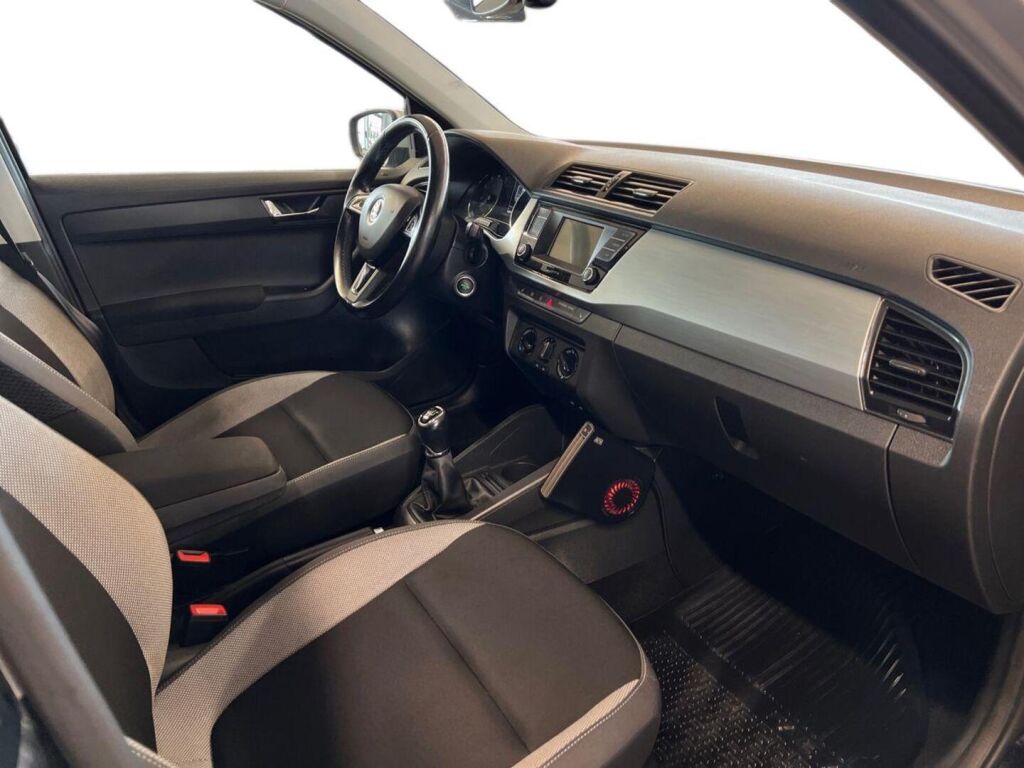 Skoda Fabia 2015 Musta
