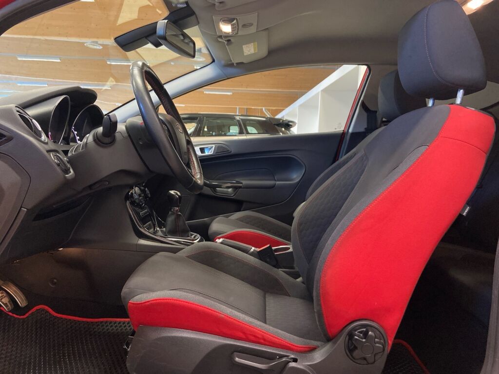 Ford Fiesta 2015 Punainen