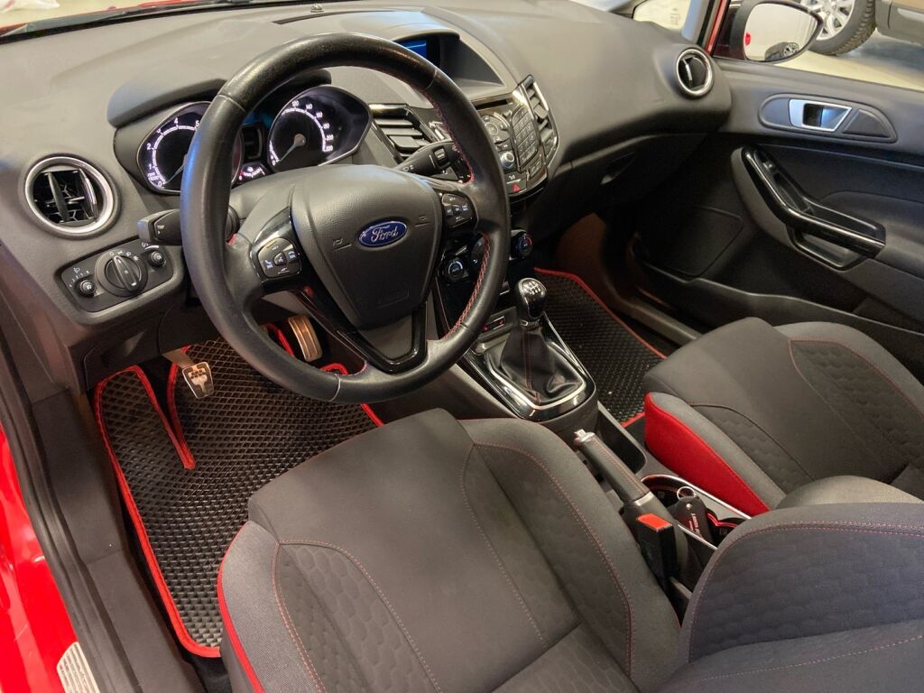 Ford Fiesta 2015 Punainen