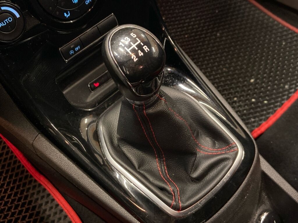 Ford Fiesta 2015 Punainen