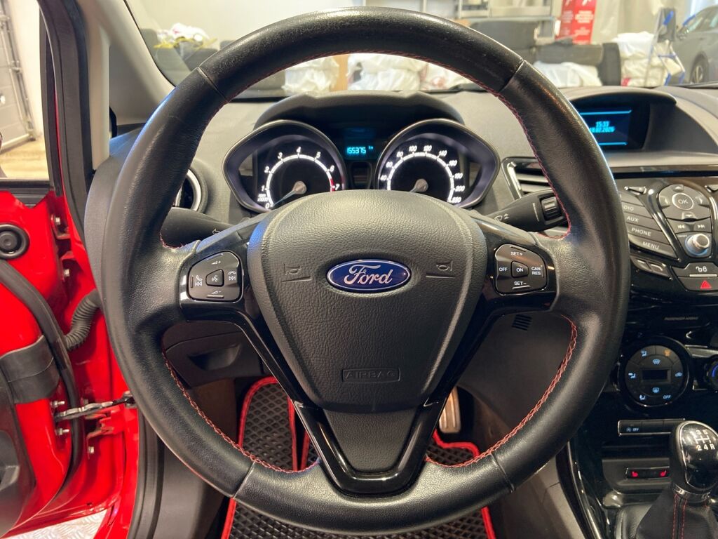 Ford Fiesta 2015 Punainen