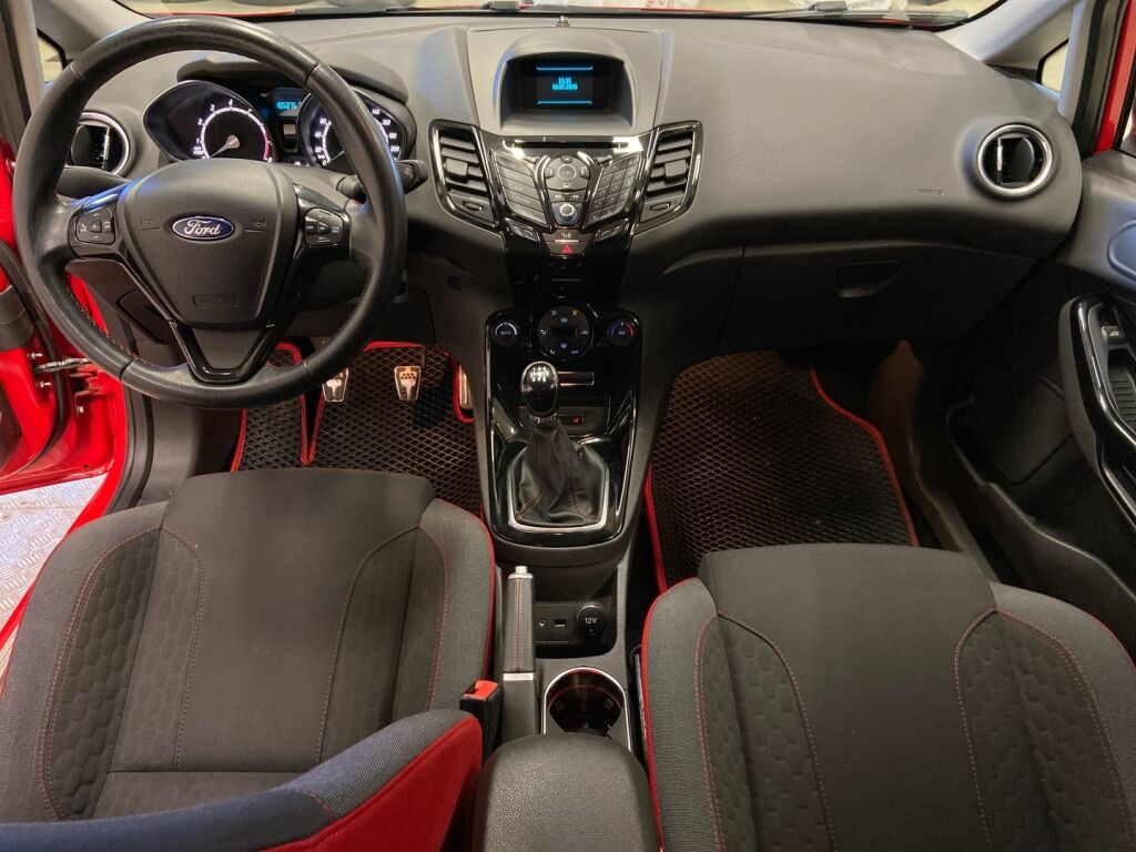 Ford Fiesta 2015 Punainen