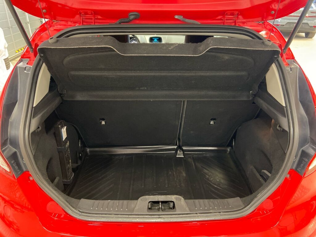 Ford Fiesta 2015 Punainen