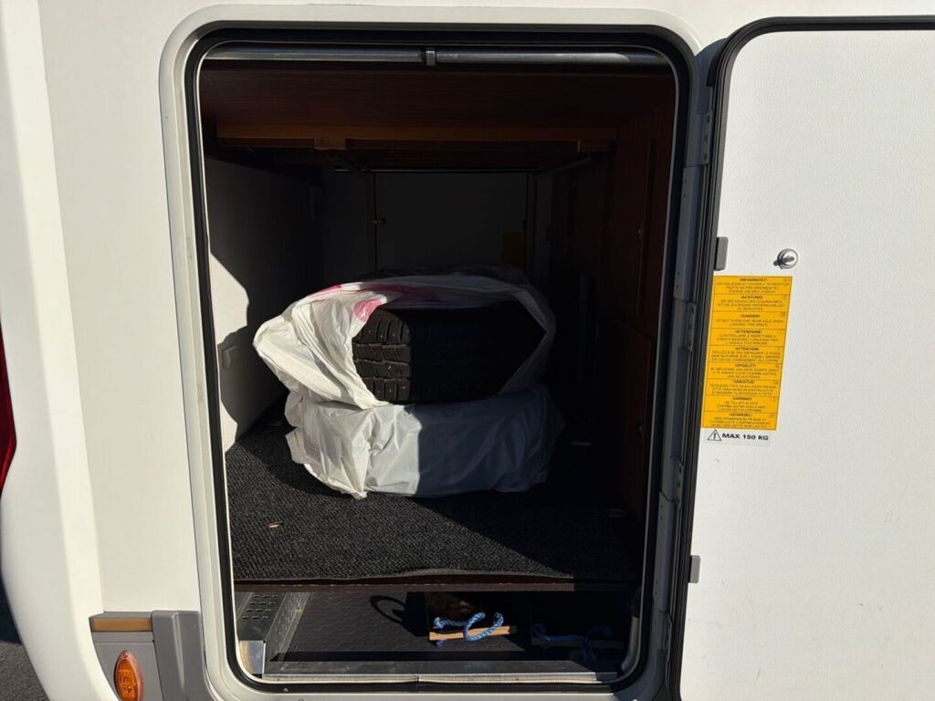 Adria Matrix Supreme M 687 SL 2015 Valkoinen