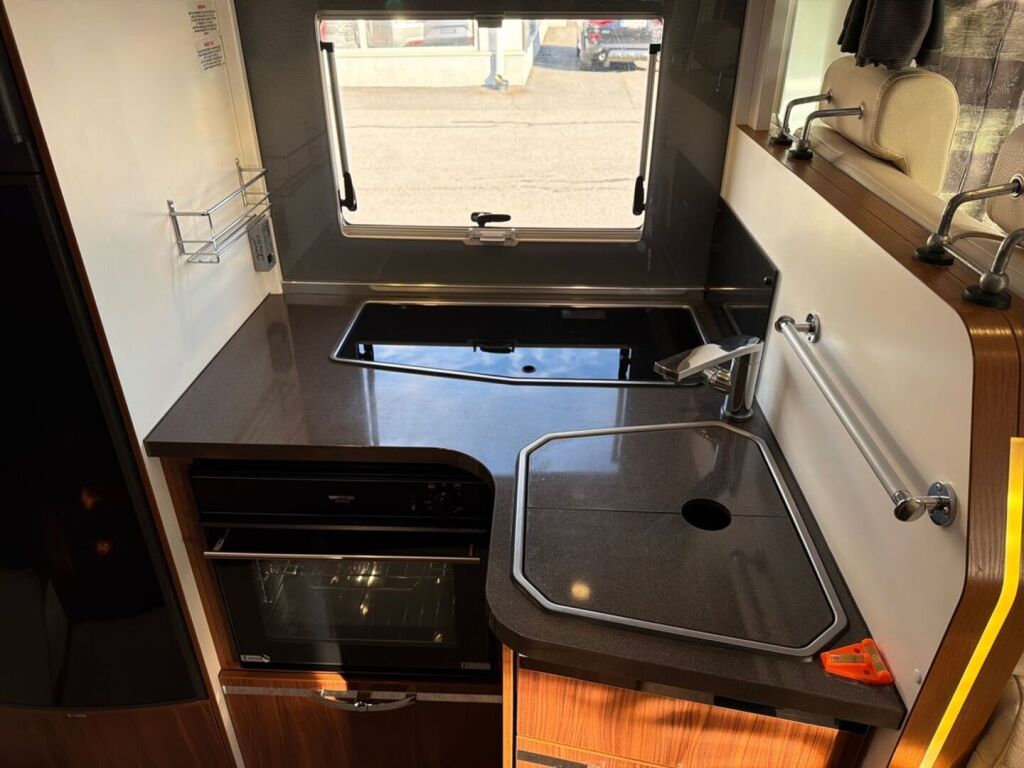 Adria Matrix Supreme M 687 SL 2015 Valkoinen