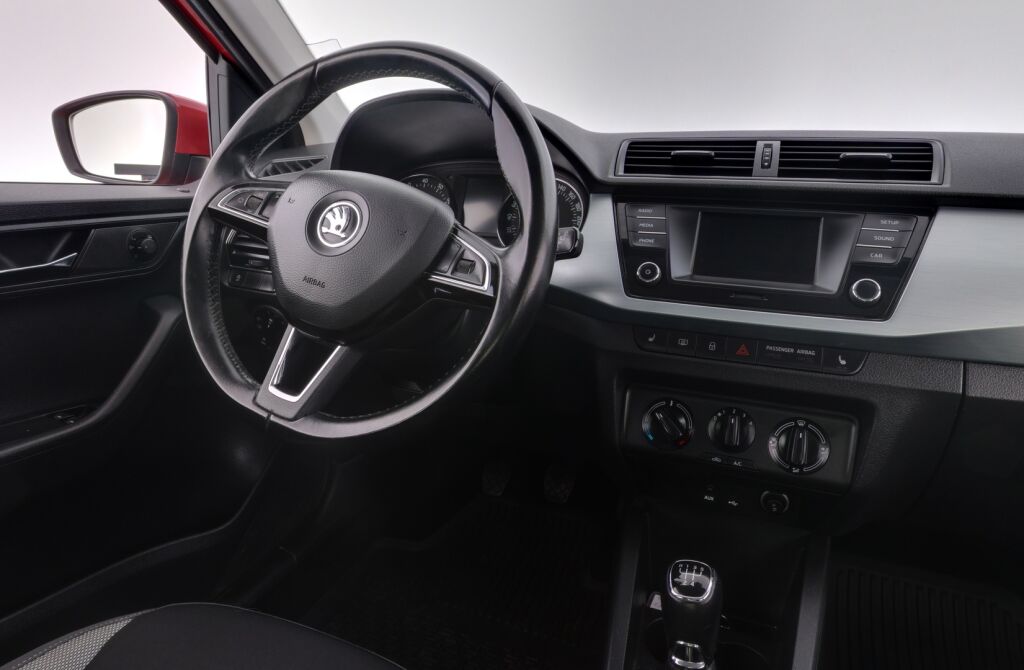 Skoda Fabia 2015 Punainen