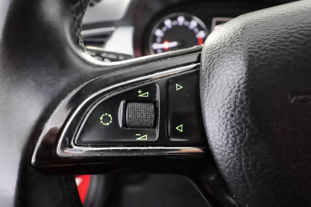 Skoda Fabia 2015 Punainen