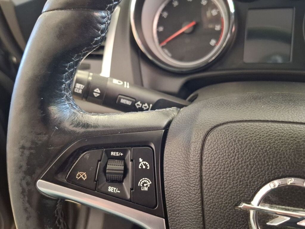 Opel Astra 2016 Musta