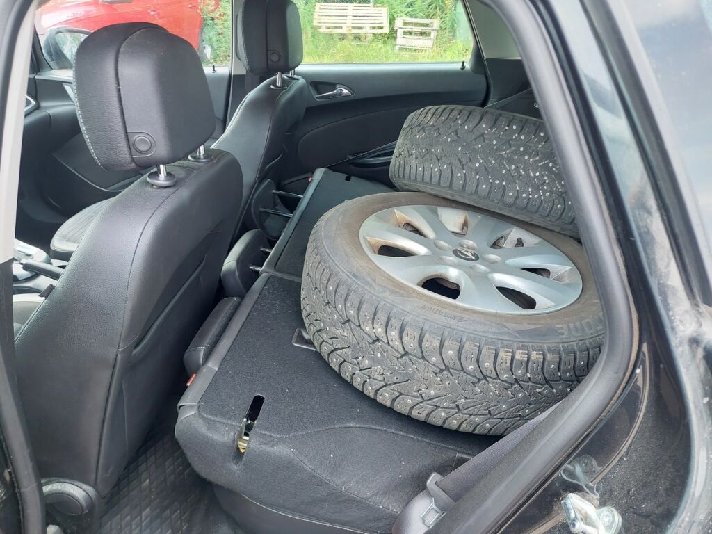 Opel Astra 2016 Musta