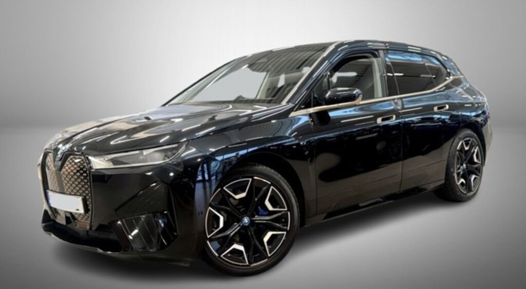 BMW iX 2022 Musta
