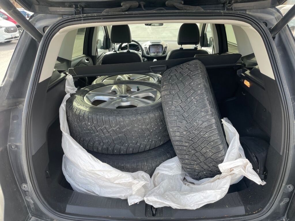 Ford Kuga 2016 Musta