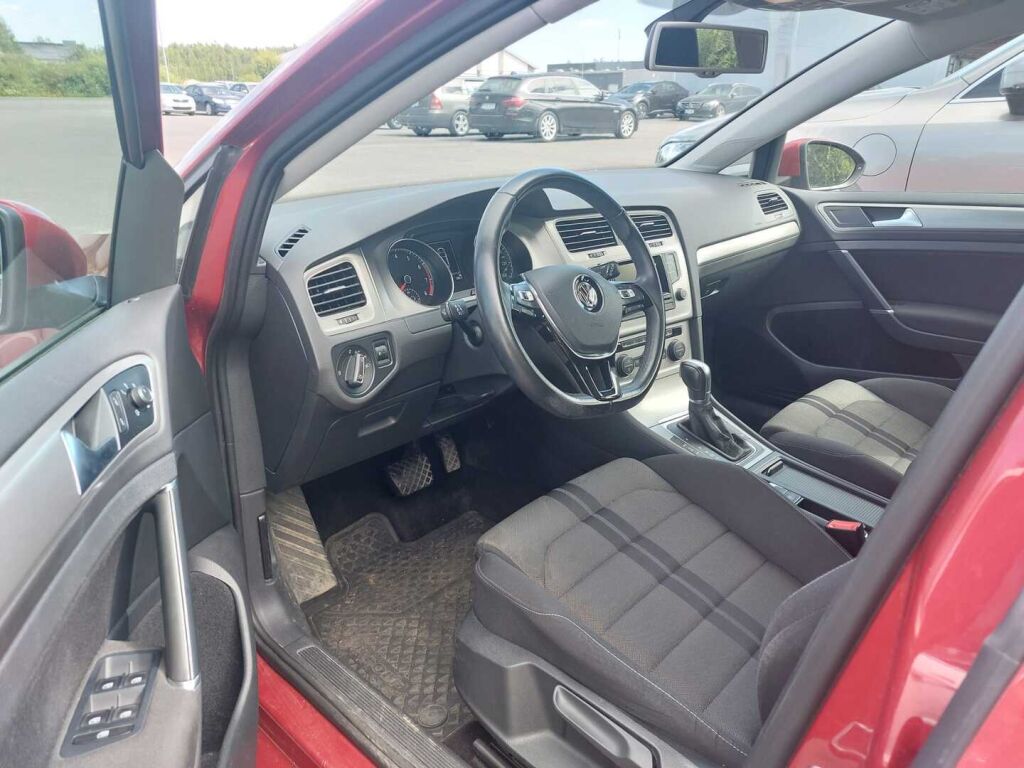 Volkswagen Golf 2016 Punainen