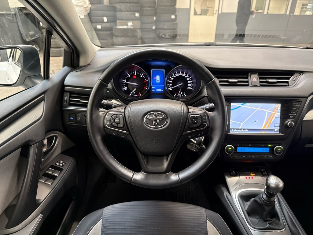 Toyota Avensis 2015 Valkoinen