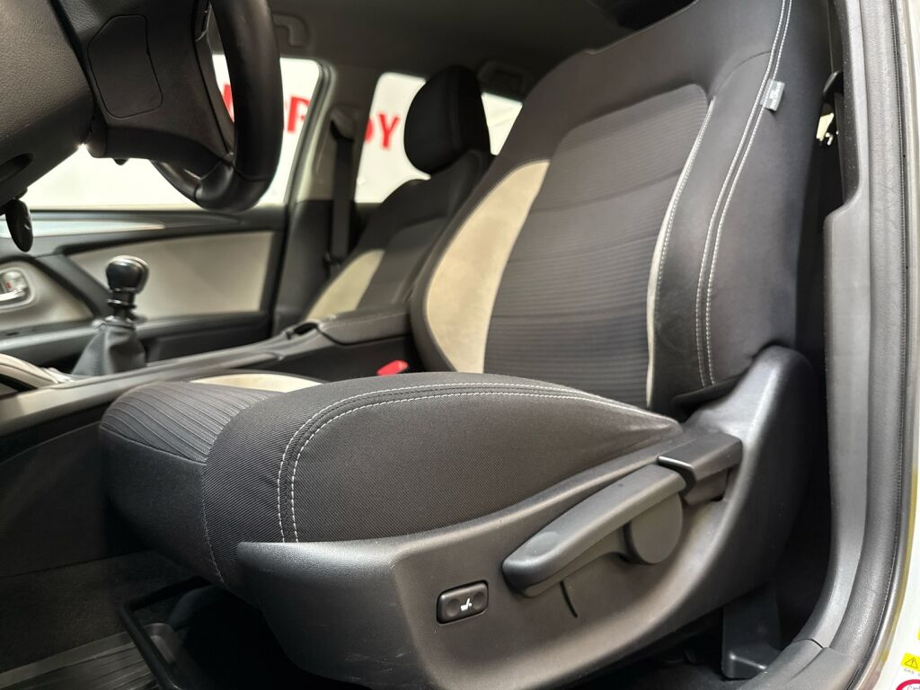 Toyota Avensis 2015 Valkoinen