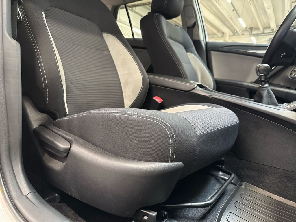 Toyota Avensis 2015 Valkoinen