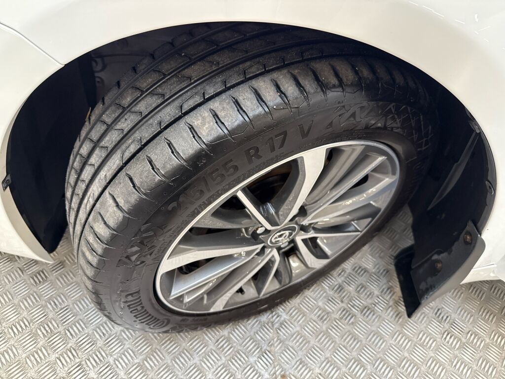 Toyota Avensis 2015 Valkoinen