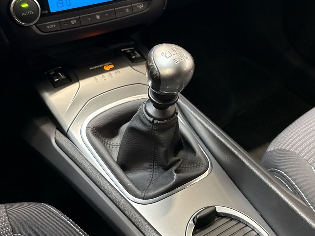 Toyota Avensis 2015 Valkoinen