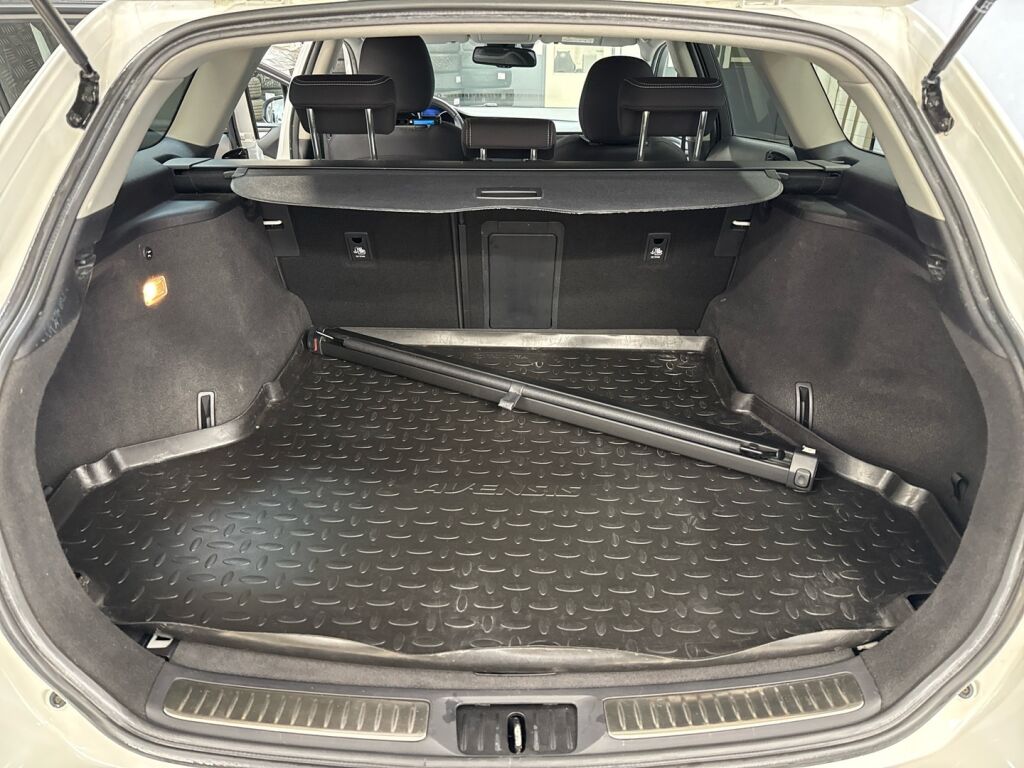 Toyota Avensis 2015 Valkoinen