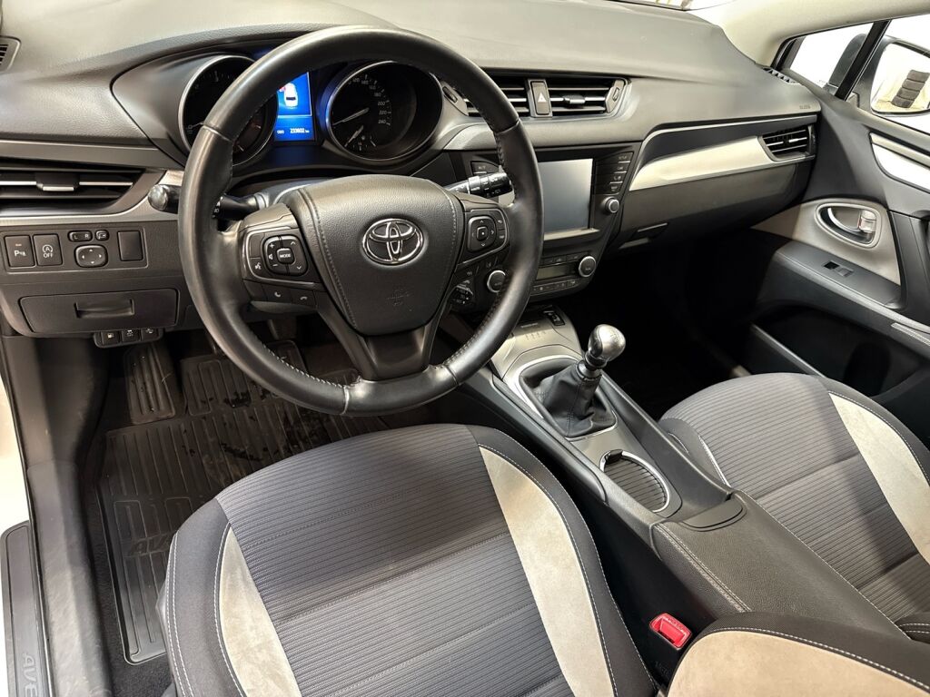 Toyota Avensis 2015 Valkoinen