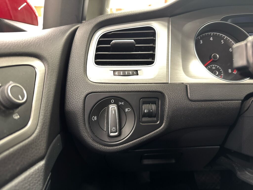 Volkswagen Golf 2016 Punainen