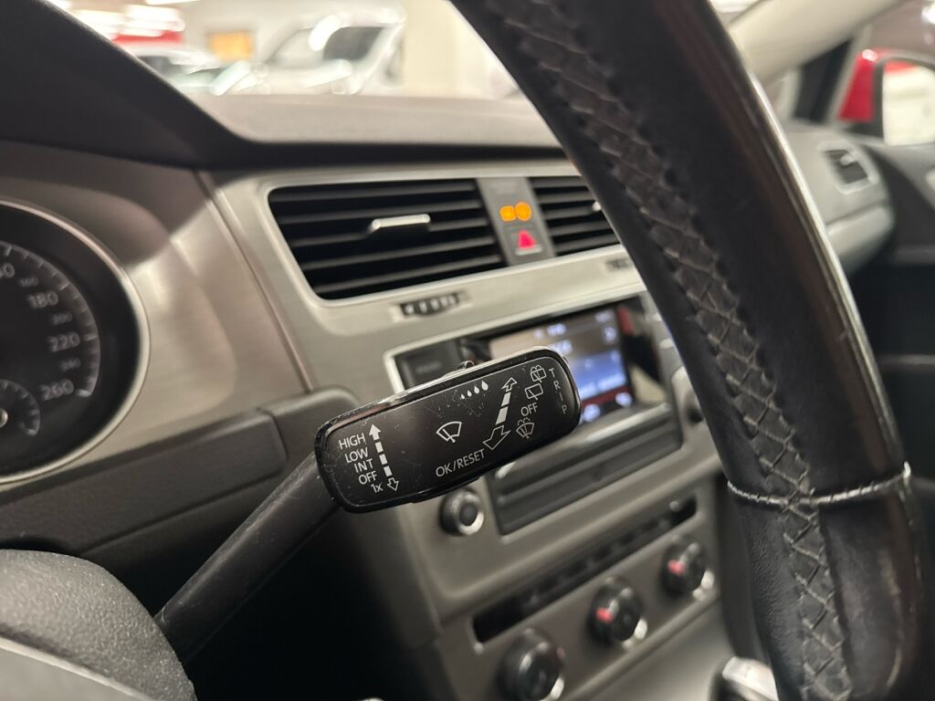 Volkswagen Golf 2016 Punainen