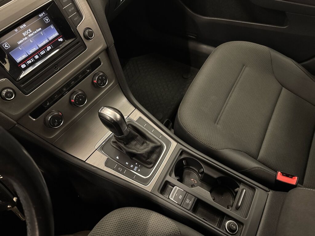 Volkswagen Golf 2016 Punainen