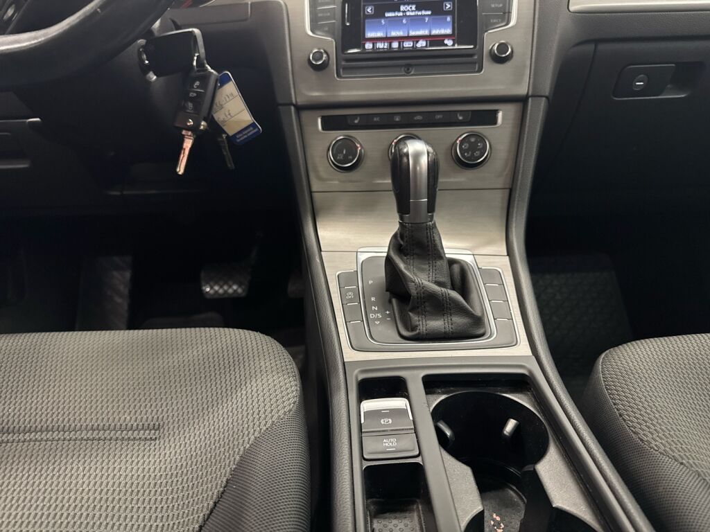 Volkswagen Golf 2016 Punainen