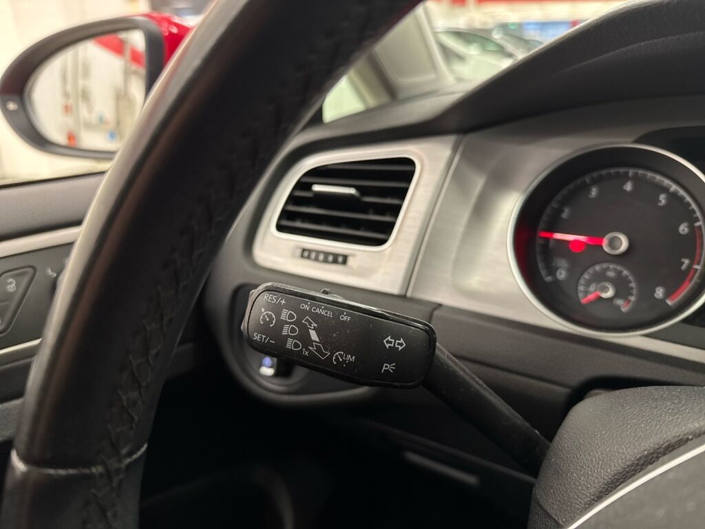 Volkswagen Golf 2016 Punainen