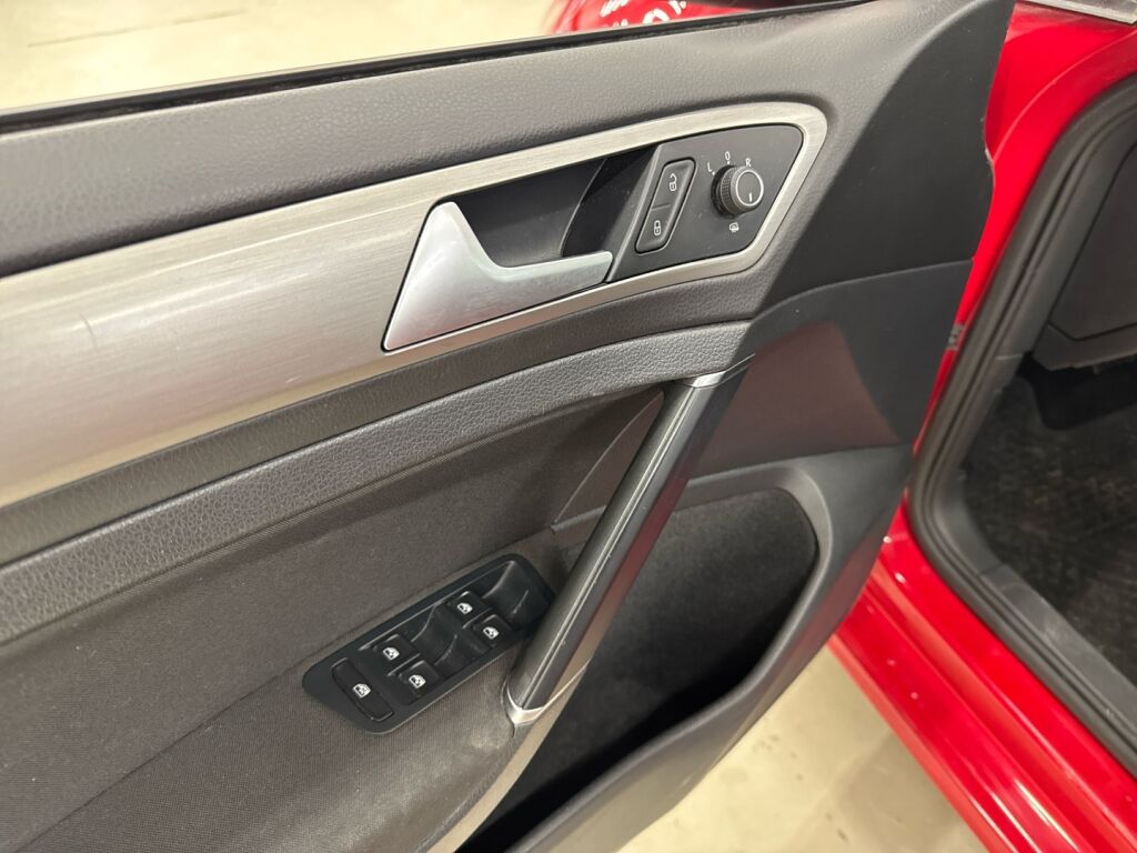 Volkswagen Golf 2016 Punainen