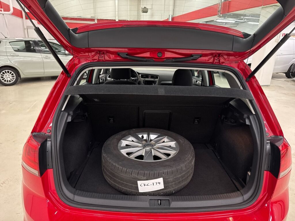 Volkswagen Golf 2016 Punainen