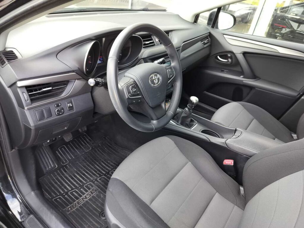 Toyota Avensis 2015 Musta
