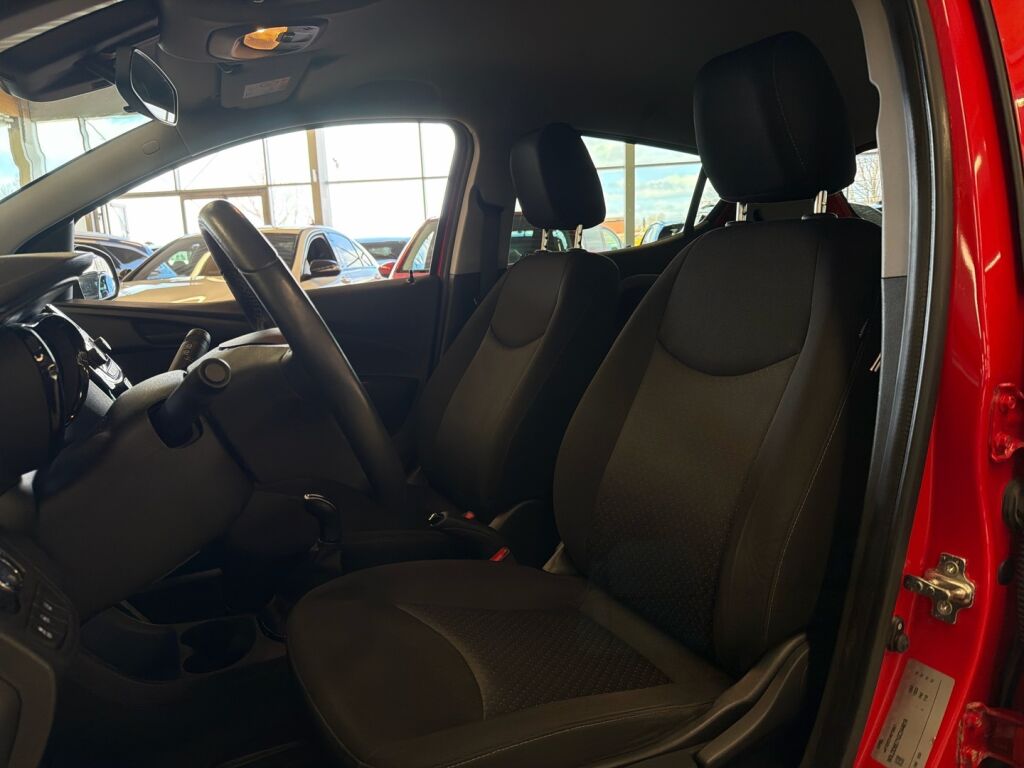 Opel Karl 2016 Punainen