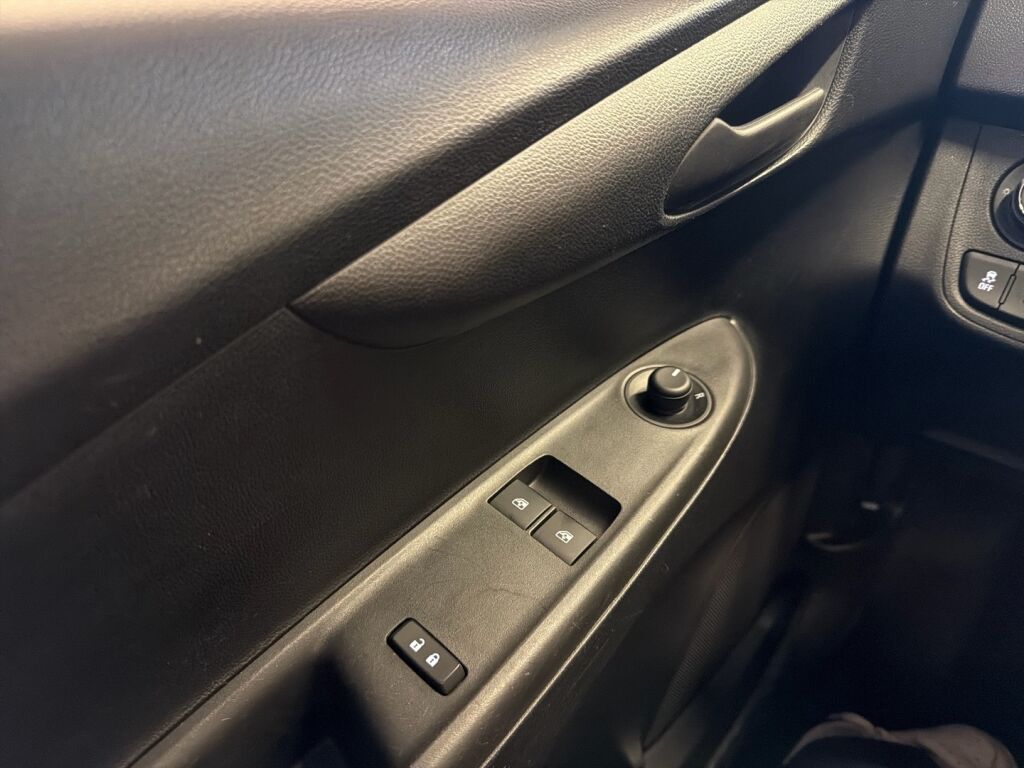 Opel Karl 2016 Punainen