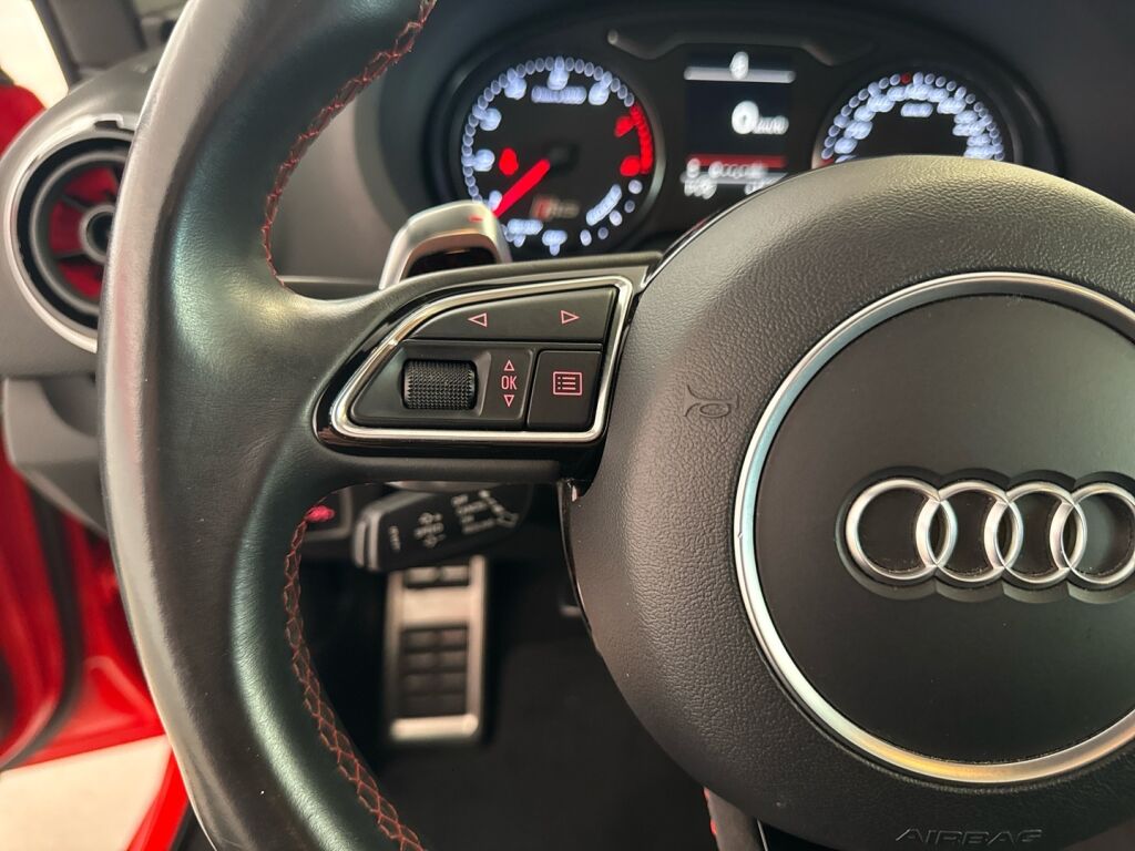 Audi RS 3 2016 Punainen