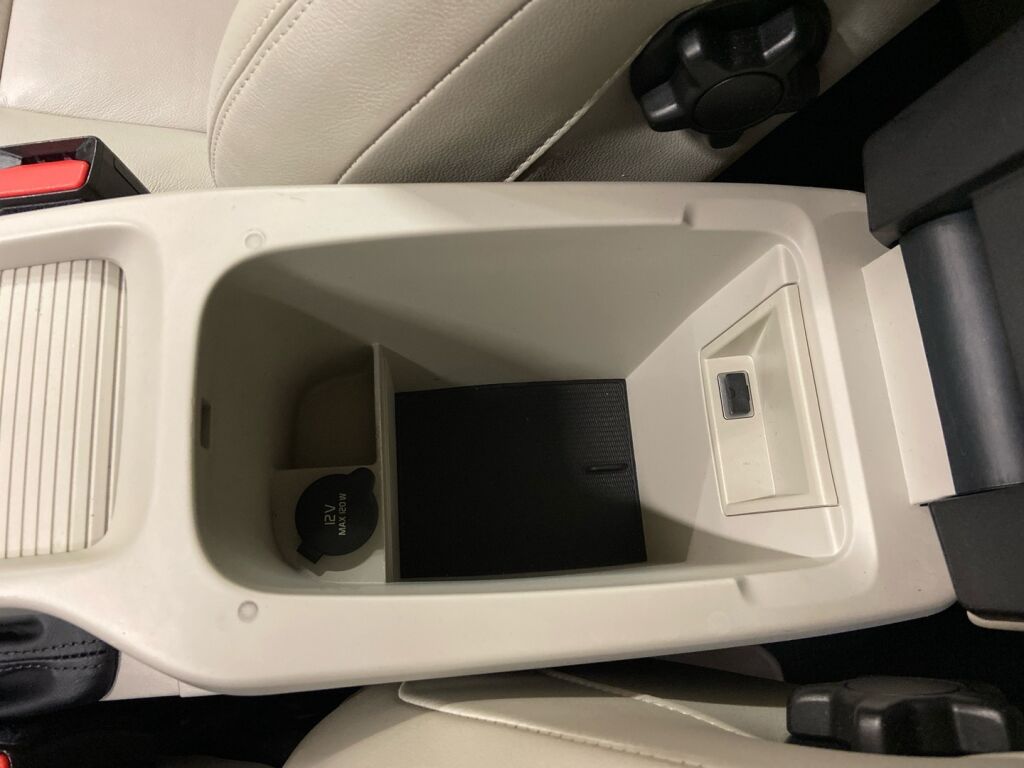 Volvo V40 2017 Musta