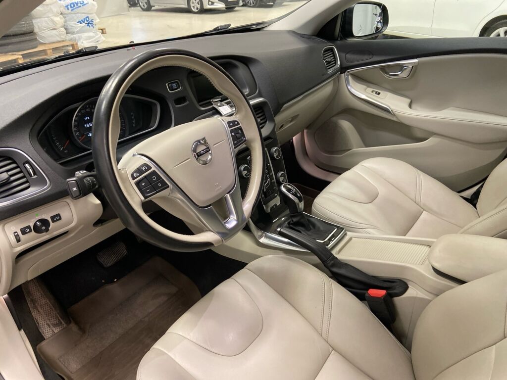 Volvo V40 2017 Musta