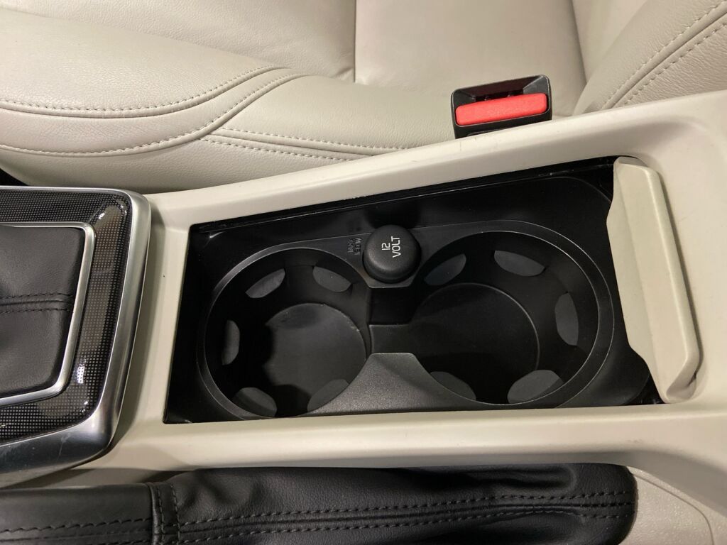 Volvo V40 2017 Musta