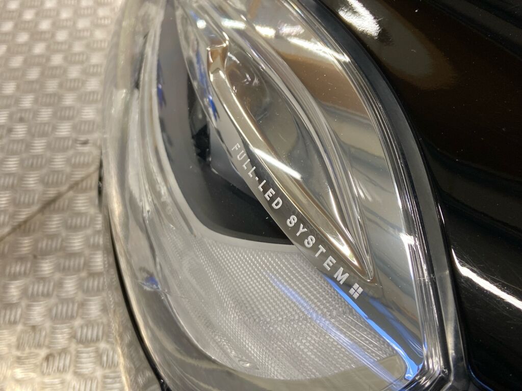 Volvo V40 2017 Musta