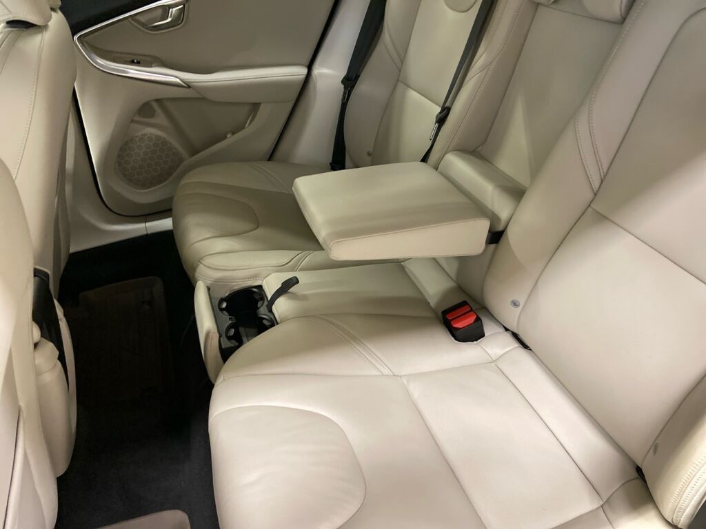 Volvo V40 2017 Musta