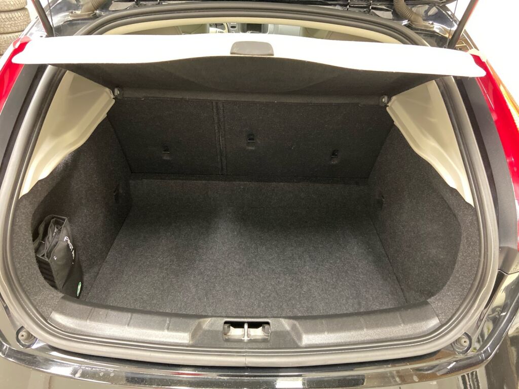 Volvo V40 2017 Musta