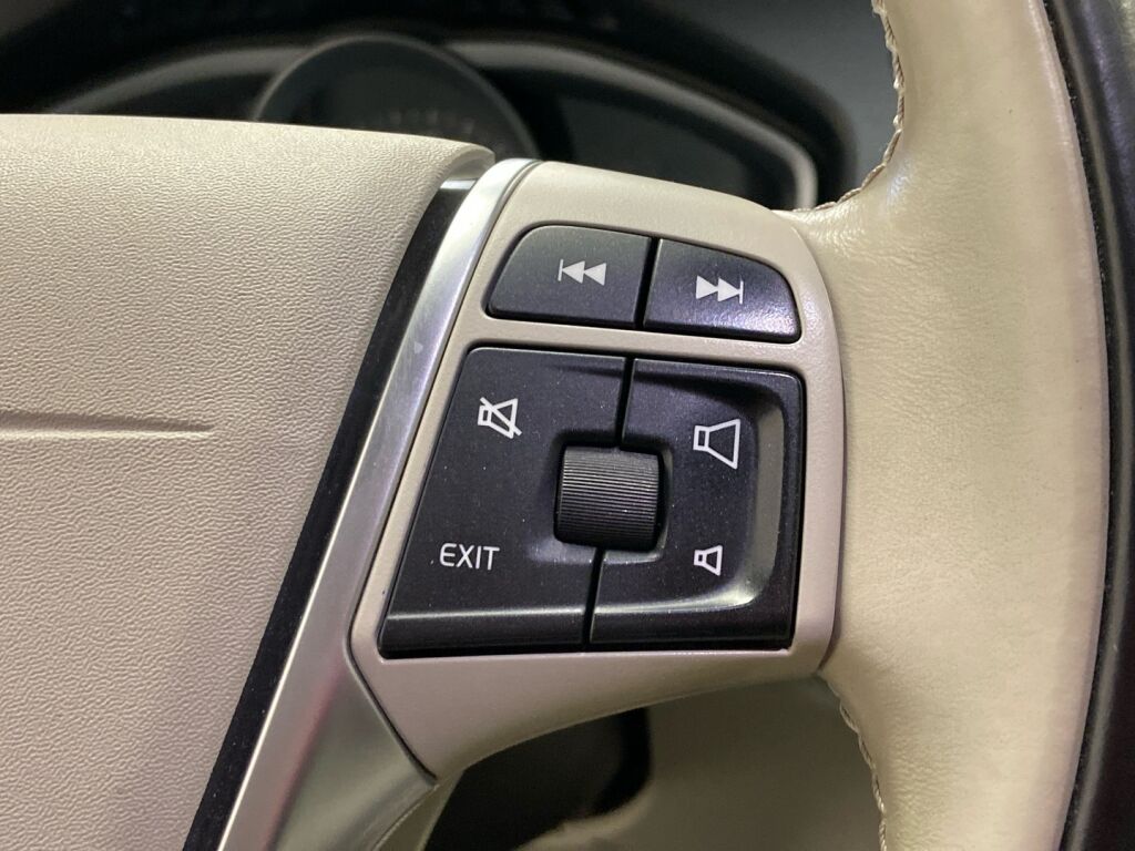 Volvo V40 2017 Musta