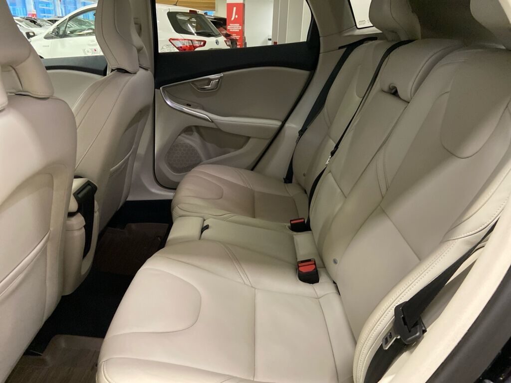 Volvo V40 2017 Musta